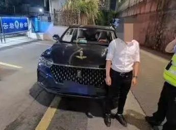 被查酒駕，他趕走代駕繼續開車，剛一轉角又碰上了執勤交警